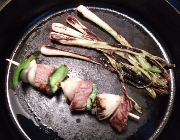 Alambre con cebollitas asadas - skewered steak with grilled green onions
