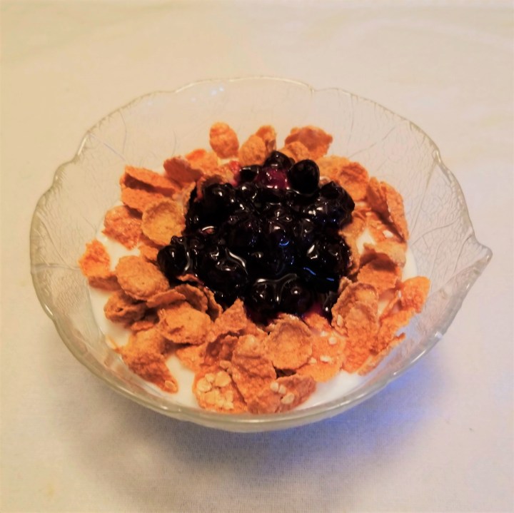 006 Black currant compote with cereal and yogurt