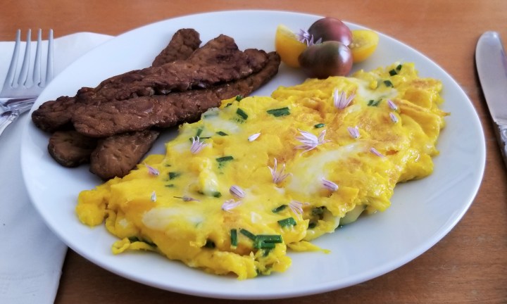 000 scrambled eggs with chives and mini tomatoes