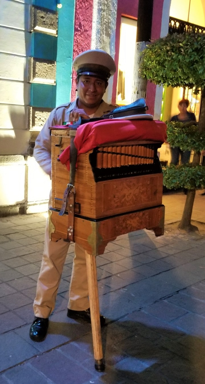 024 organillero Tlaquepaque.jpg