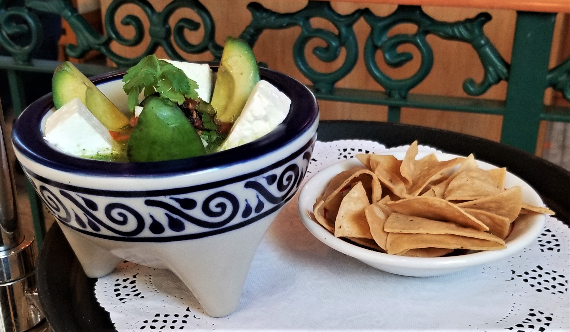 Molcajete de guacamole y totopos Panama restaurant 2019
