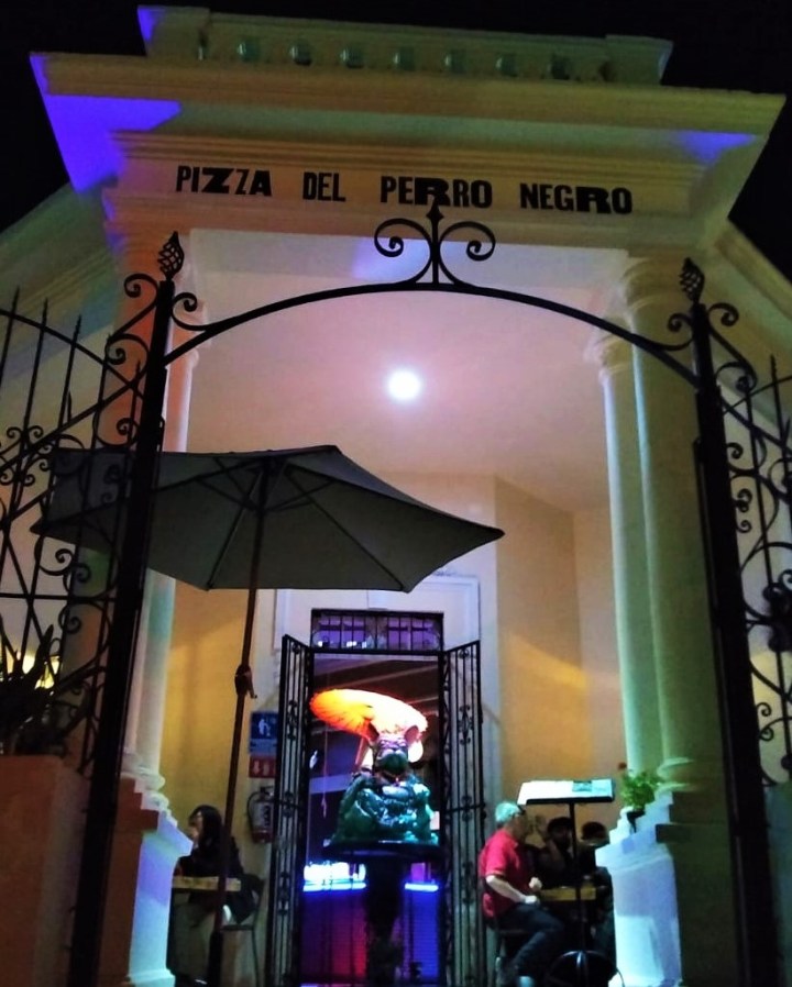 004 Pizza del perro negro